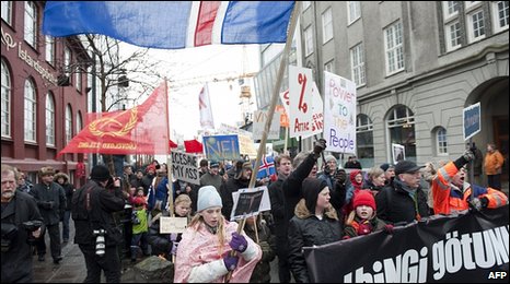 Icelanders vote on payback plan
