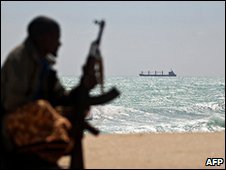Korea ship chases Somali pirates
