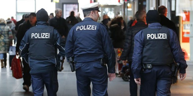 German police arrest 2 women, 1 man in operation linked to Paris attacks