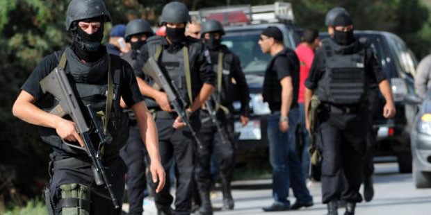 Tunisia forces seize bomb cache, arrest militants