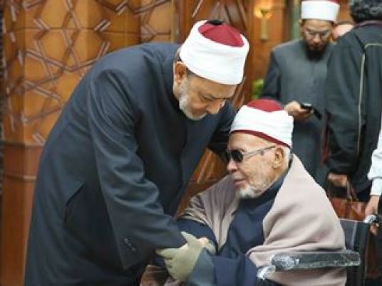 Al-Azhar grand sheikh receives centenarian scholar
