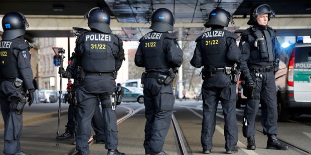 German police arrest five suspected far-right militants