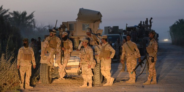 Iraqi forces battle IS militants outside Fallujah