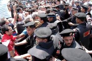 Cops scuffle with protesters in Cairo 