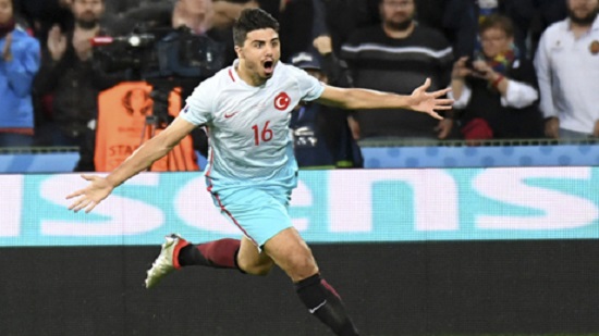 Turkey beat Czechs 2-0 to stay in last-16 contention
