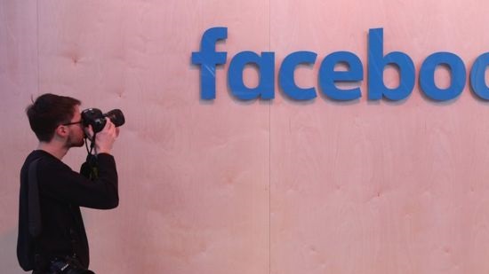 Newspaper fury over Facebook 'Napalm girl' censorship
