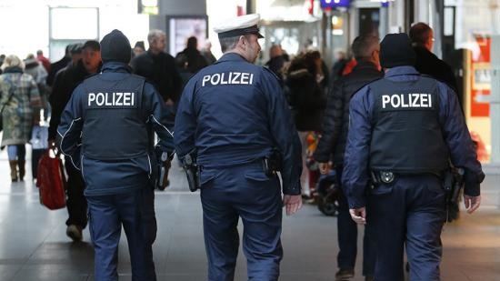 German police shoot dead knife-wielding refugee
