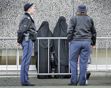 French cabinet backs ban on full face coverings