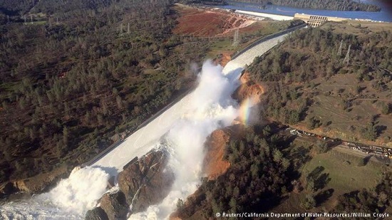US launches urgent evacuation around damaged Oroville Dam in California