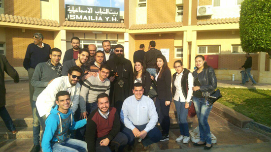 Youth of Mansoura Diocese visit displaced Copts of Arish