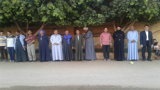 Copts line up in street to congratulate the Muslims on Fetr feast