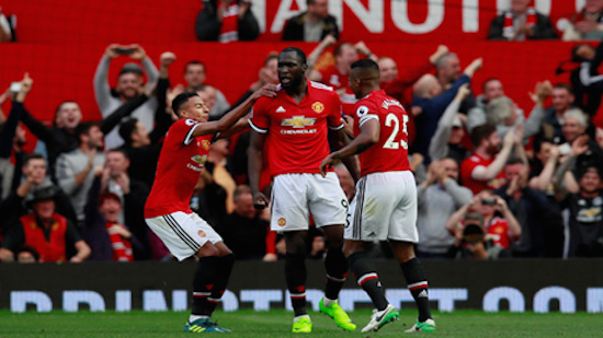 Manchester United thrash Everton with late flurry of goals