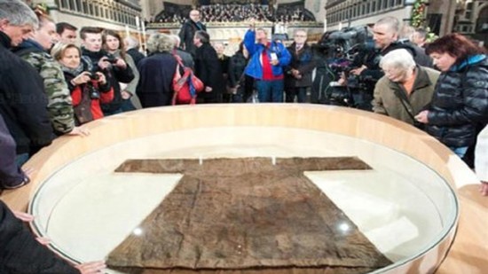 Hundreds visit the cloak of Jesus Christ during His crucifixion