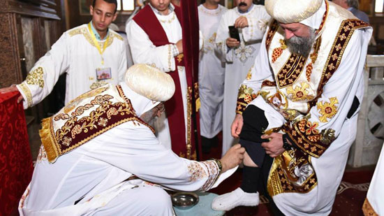 Pope Tawadros washes feet of the congregation during Maundy Thursday