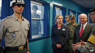 Clinton and Gates visit Korean Demilitarized Zone