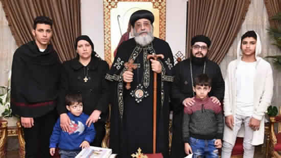 Pope Tawadros receives martyrs Emad and David s families