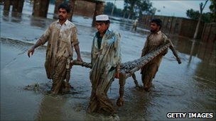 Pakistan floods: Rescuers aim to reach stranded victims