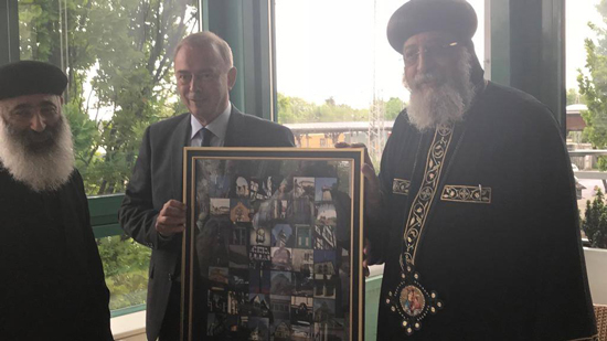 The Governor of the German city of Unna presents Pope Tawadros a memorial gift