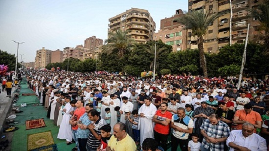 Egypts Sisi performs Eid prayers, celebrates with children of army and police martyrs