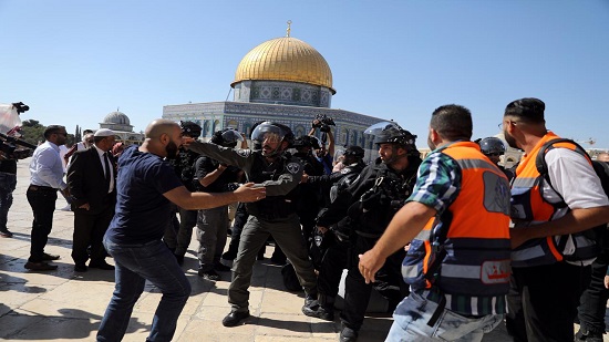 Palestinians and Israeli police clash at Jerusalem holy site
