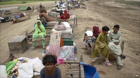 Pakistanis flee new monsoon floods in south