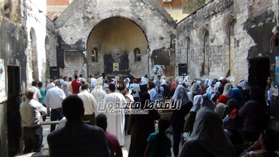 Congregation of Helwan celebrate mass on the ruins of their church