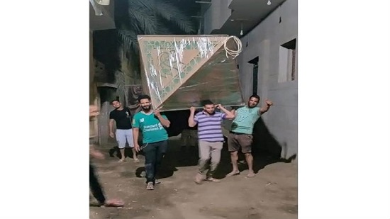  Coptic carpenter gifts Muslim neighbors huge lantern for Ramadan
