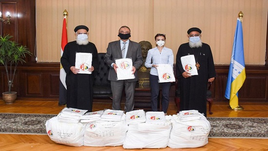 Pope Tawadros offers protective medical clothes in Alexandria