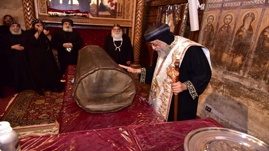 Pope Perfumes remains of St. Bishoy on his feast

