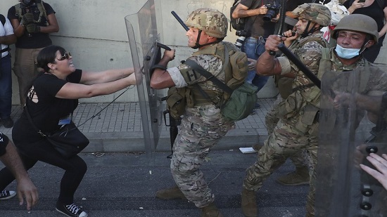 Lebanese protesters clash with army near presidential palace
