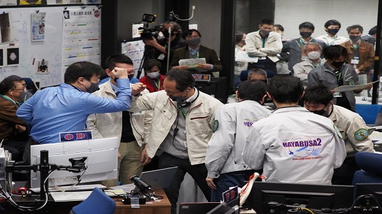 Japan awaits capsule’s return with asteroid soil samples
