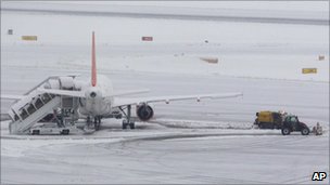 Snowfall disrupts northern Europe's airports and roads
