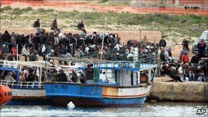 Tunisia migrants prompt Italy 'humanitarian emergency'
