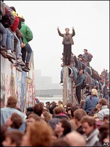 Berlin celebrates demise of Wall 