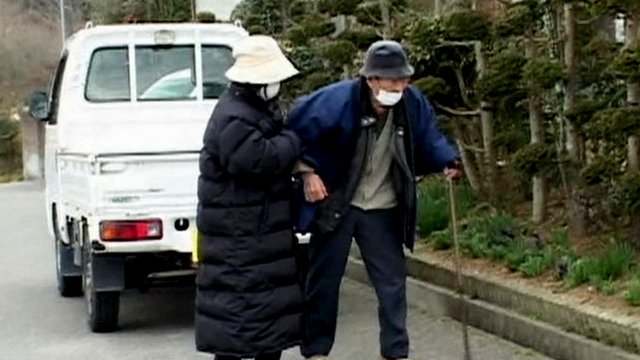 Japan nuclear: PM Naoto Kan signals 'maximum alert'
