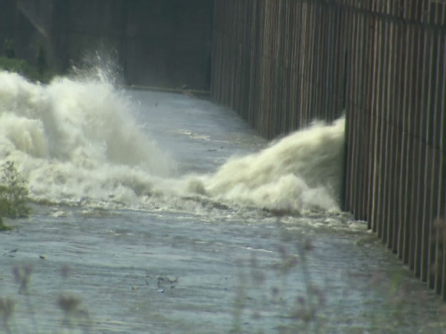 First bay of Louisiana spillway opens, in attempt to lower river level
