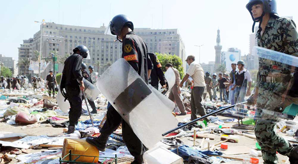 Armed forces, police raid Tahrir Square	