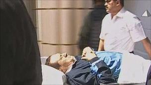 Hosni Mubarak trial: Egypt ex-president back in court
