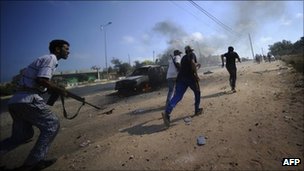 Libya conflict: Rebels push towards Tripoli
