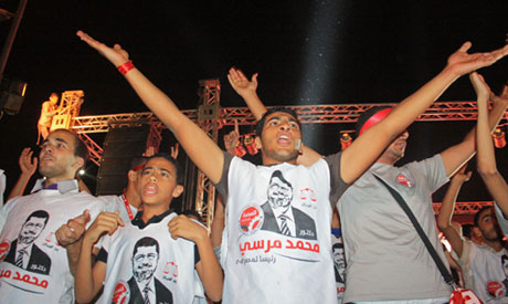 Islamist Mursi's campaign strategy: football and sheikhs