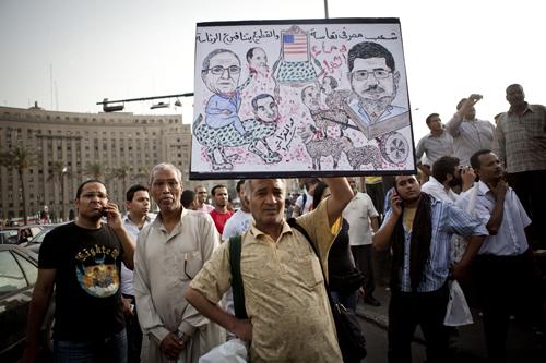 Hundreds march from Shubra to Tahrir to protest Morsy and Shafiq