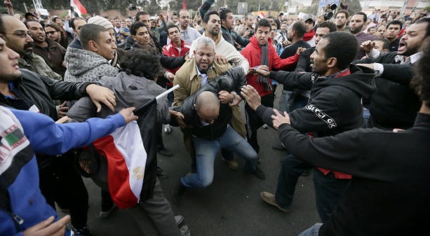 Egypt President Morsi's supporters clash with opposition protesters in Cairo