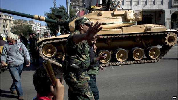 Egyptian army clearing protestors from palace