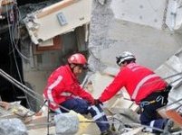 Chile troops tackle quake looters