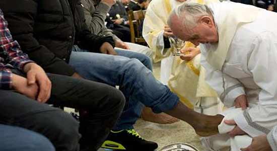 Pope Francis washes the feet of prisoners on Maundy