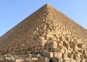 Egyptian man climbs the pyramid of Khafre and fails to get off