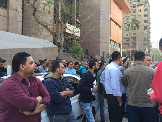 Cairo taxi drivers cut off road demanding closure of Uber, Careem