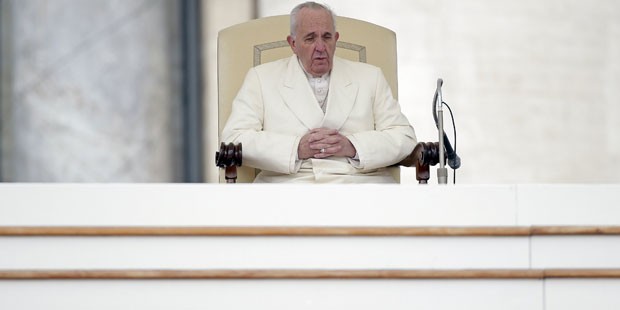 Pope leads crowd in silent prayer for Brussels attacks dead
