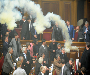 Chaos in Ukraine parl’t as Russia deal approved 