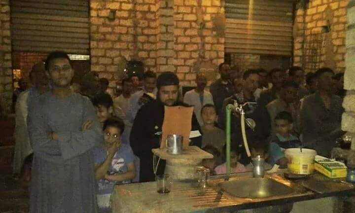 Minya priests pray Pascha in cafes